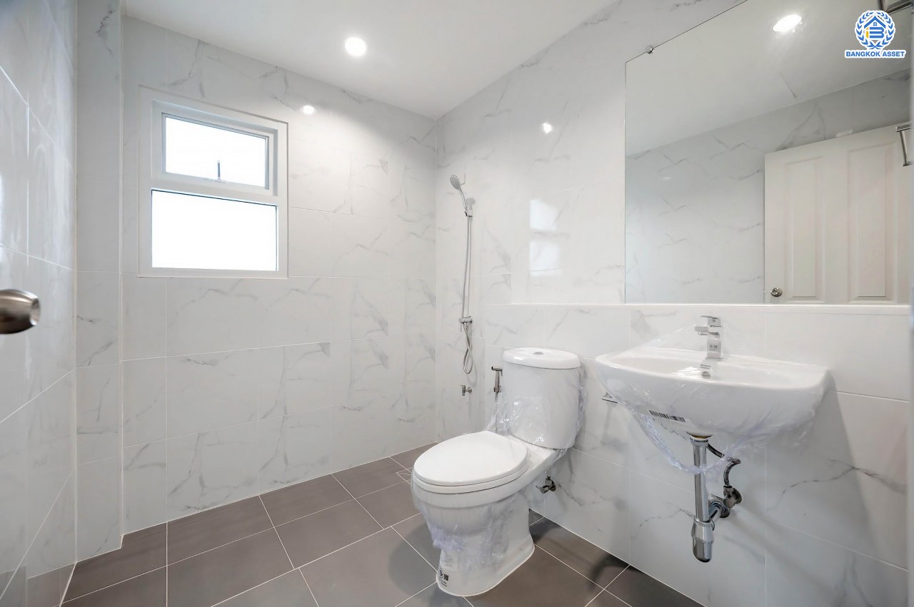 บ้านมือสองตกแต่งใหม่ โครงการ เพอร์เฟคเพลส รัตนาธิเบศร์-ไทรม้า รองรับความสุข บนเนื้อที่ 64.5 ตร.ว. พื้นที่ใช้สอย 190.43 ตร.ม. ฟังก์ชัน 3 ห้องนอน 3 ห้องน้ำ จอดรถได้ 2 คัน ทำเลเชื่อมต่อได้หลายเส้นทาง ติดถนนรัตนาธิเบศร์ และรถไฟฟ้าสายสีม่วง "สถานีบางรักน้อยท่าอิฐ"